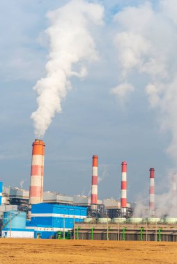 Elektrik santralleri elektrik endüstrisi üretiyor. Elektrik santrali rafinerisi mühendisliği buhar bacası. Linyit elektrik bacaları endüstride kirliliği serbest bırakır mavi gökyüzü