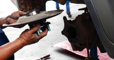 Otomobil makinelerinin mekanik servisini tamir eden elleri kapatın. Tamirci araba tamirhanesini tamir ederken ellerini kaldırdı. Araç kaputu otomobili kontrol ediyor. Araç bakım mühendisi.