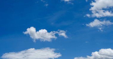 Mavi gökyüzü, yaz mevsiminde kabarık beyaz bulutlar güzel bulutlu açık gökyüzü. Panorama mavi gökyüzü bulutları gün ışığında fotokopi uzayıyla desenli. Kümülüs bulutlu hava güneşli bir gün.