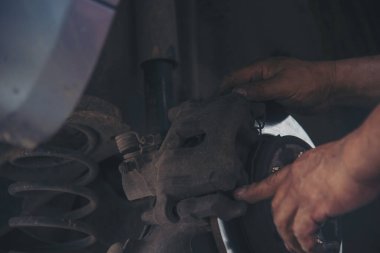 Man ellerini kapat ve şok emici makine araç mekanik servisini onar. Tamirci, araba tamircisini tamir etmek için el yordamıyla lastik değiştirir. Araç bakım mühendisi.