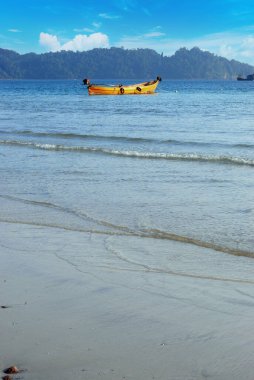 Mavi deniz beyazı turkuvaz okyanus dalgası kıyısı tropik cennet manzarası. Deniz manzaralı güzel sahil şeridi varış noktaları. Tropik güzel mavi okyanus gölü yaz zamanı seyahat eder..