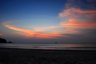 Yazın güneşli bir günde tropik deniz plajı. Plajdaki altın kumsal deniz manzarası. Deniz kenarında tatil yapmak için. Okyanus adası güzel dramatik manzara. Güneşli deniz manzarası.