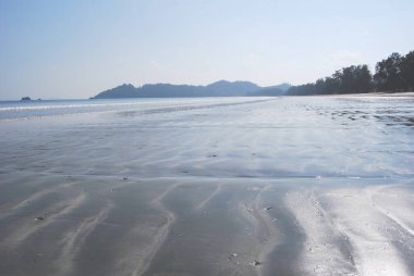 Mavi deniz beyazı turkuvaz okyanus dalgası kıyısı tropik cennet manzarası. Deniz manzaralı güzel sahil şeridi varış noktaları. Tropik güzel mavi okyanus gölü yaz zamanı seyahat eder..