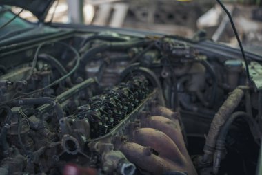 Ağır vida paslı anahtarlar kirli tornavida nesneleri. Sanayi donanım seti. Mekanik aletler, araba tamirhanesi ve fotokopi alanı. Bulanık arkaplan mekanik servisi