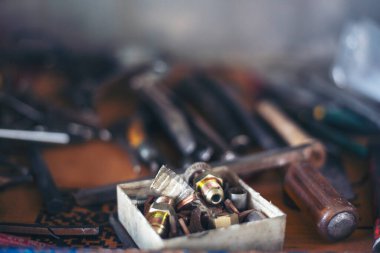 Ağır vida paslı anahtarlar kirli tornavida nesneleri. Sanayi donanım seti. Mekanik aletler, araba tamirhanesi ve fotokopi alanı. Bulanık arkaplan mekanik servisi