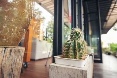 İşletme bürosu, arka plandaki toplantı odasının bokeh eğitim etkinliğini bulanıklaştırdı. Toplantı odasının bulanık ve soyut arka planı. Arka plan bulanık ofis modern lobi dekorasyonu boş oda