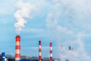 Elektrik santralleri elektrik endüstrisi üretiyor. Elektrik santrali rafinerisi mühendisliği buhar bacası. Linyit elektrik bacaları endüstride kirliliği serbest bırakır mavi gökyüzü
