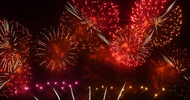 Red Firework, yeni yıl dönümünü kutluyor. 4 Temmuz bayram festivali 2024. Gece vakti kırmızı havai fişekler ulusal bayramı kutluyor. Yeni yıla geri sayım 2024 festival parti zamanı etkinliği