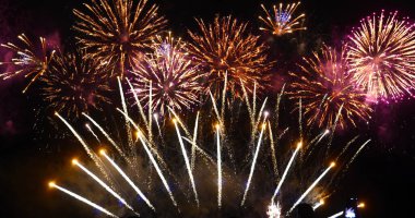 Renkli canlı Havai fişekler yeni yıl dönümünü kutluyor. 2024, 4 Temmuz bayram festivali. Ulusal bayramı kutlamak için gece vakti renkli havai fişekler. Geri sayım yeni yıl partisi geçmişi