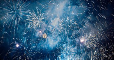 Mavi Havai fişek, mutlu yıl dönümleri 2024, 4 Temmuz bayram festivalini kutluyor. Gece vakti mavi havai fişekler ulusal bayramı kutluyor. Yeni yıla geri sayım 2023 festival partisi zamanı etkinliği