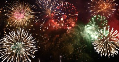 Renkli canlı Havai fişekler yeni yıl dönümünü kutluyor. 2024, 4 Temmuz bayram festivali. Ulusal bayramı kutlamak için gece vakti renkli havai fişekler. Geri sayım yeni yıl partisi geçmişi