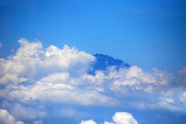 Mavi gökyüzü, yaz mevsiminde kabarık beyaz bulutlar güzel bulutlu açık gökyüzü. Panorama mavi gökyüzü bulutları gün ışığında fotokopi uzayıyla desenli. Kümülüs bulutlu hava güneşli bir gün.