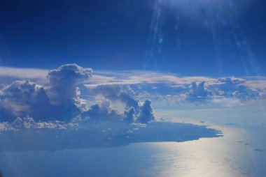 Mavi gökyüzü, yaz mevsiminde kabarık beyaz bulutlar güzel bulutlu açık gökyüzü. Panorama mavi gökyüzü bulutları gün ışığında fotokopi uzayıyla desenli. Kümülüs bulutlu hava güneşli bir gün.