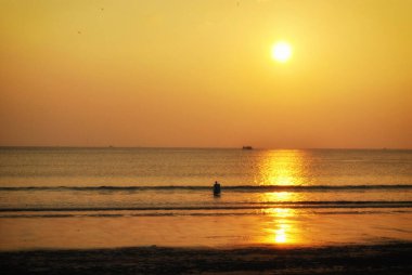 Yazın güneşli bir günde tropik deniz plajı. Plajdaki altın kumsal deniz manzarası. Deniz kenarında tatil yapmak için. Okyanus adası güzel dramatik manzara. Güneşli deniz manzarası.
