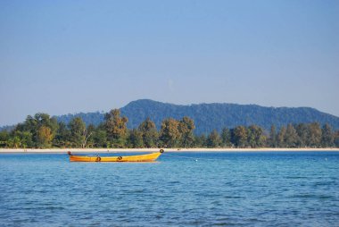 Mavi deniz beyazı turkuvaz okyanus dalgası kıyısı tropik cennet manzarası. Deniz manzaralı güzel sahil şeridi varış noktaları. Tropik güzel mavi okyanus gölü yaz zamanı seyahat eder..