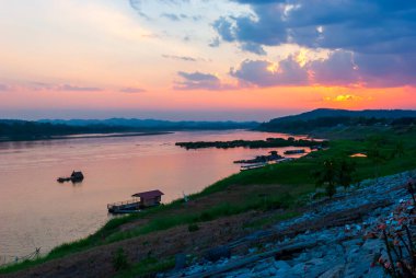Yazın tropik deniz plajı güneşli bir günde mor gökyüzü. Plajdaki altın kumsal deniz manzarası. Deniz kenarında tatil yapmak için. Okyanus adası güzel dramatik Magenta manzarası