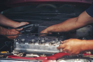 Otomobil makinelerinin mekanik servisini tamir eden elleri kapatın. Tamirci araba tamirhanesini tamir ederken ellerini kaldırdı. Araç kaputu otomobili kontrol ediyor. Araç bakım mühendisi.