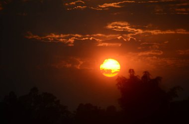 Manzarası dramatik güzel gün batımı gökyüzü. Doğal Günbatımı Karanlık Diyar 'ın gölgesinde. Kırsal kesimde gün batımında, şafakta, gün doğumunda canlı, dramatik bir gökyüzü. Gün batımında manzara Renkli Gökyüzü