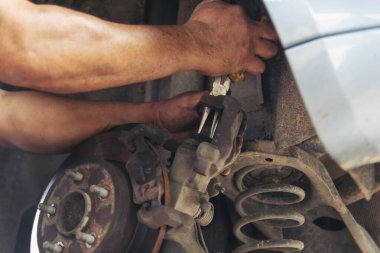 Otomobil makinelerinin mekanik servisini tamir eden elleri kapatın. Tamirci araba tamirhanesini tamir ederken ellerini kaldırdı. Araç kaputu otomobili kontrol ediyor. Araç bakım mühendisi.