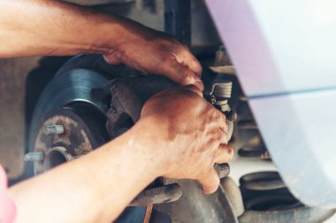 Otomobil makinelerinin mekanik servisini tamir eden elleri kapatın. Tamirci araba tamirhanesini tamir ederken ellerini kaldırdı. Araç kaputu otomobili kontrol ediyor. Araç bakım mühendisi.