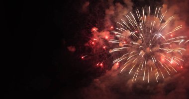 Red Firework yeni yıl dönümünü kutluyor. 2023, 4 Temmuz bayram festivali. Gece vakti kırmızı havai fişekler ulusal bayramı kutluyor. Yeni yıla geri sayım 2023 festival partisi zamanı etkinliği