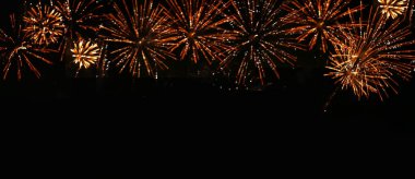 Renkli canlı Havai fişekler yeni yıl dönümünü kutluyor. 2024, 4 Temmuz bayram festivali. Ulusal bayramı kutlamak için gece vakti renkli havai fişekler. Geri sayım yeni yıl partisi geçmişi