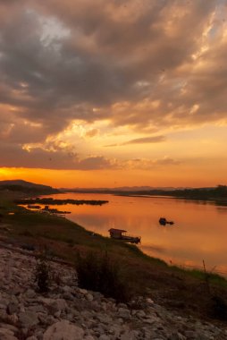 Siluet sükunet mevsimi vahşi doğa huzur manzarası. Huzurlu göl kırsal kesimde gün doğumu deniz kenarı yansıması. Günbatımında tropikal inanılmaz dramatik altın gökyüzü manzaralı nehir kıyısı okyanusu üzerinde.
