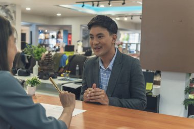 İnsan Kaynakları İK memurunun iş görüşmesi. Yeni çalışanın gülümseyen yüzüyle ofiste tokalaşması. İnsan Kaynakları Müdürü 'nün sorgulama özgeçmişi, yüz yüze. İş Görüşmesi Konsepti