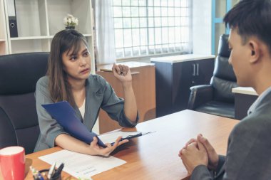 İnsan Kaynakları İK memurunun iş görüşmesi. Yeni çalışanın gülümseyen yüzüyle ofiste tokalaşması. İnsan Kaynakları Müdürü 'nün sorgulama özgeçmişi, yüz yüze. İş Görüşmesi Konsepti
