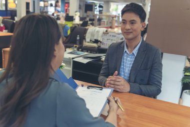 İnsan Kaynakları Müdürlüğü 'ne iş başvurusunda bulunan iş dünyası firması adaylarıyla iş görüşmesi yapan HR çalışanları özgeçmişlerini özet geçtiler. Kelle avcısı ve başvuru sahibi ile iş görüşmesi
