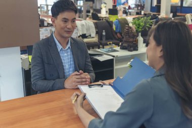 İnsan Kaynakları Müdürlüğü 'ne iş başvurusunda bulunan iş dünyası firması adaylarıyla iş görüşmesi yapan HR çalışanları özgeçmişlerini özet geçtiler. Kelle avcısı ve başvuru sahibi ile iş görüşmesi