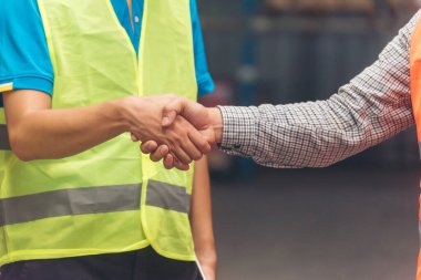 Asyalı mühendis, kadın el ortaklığı. Meslektaşım Lojistik Deposu ekibinin el sıkışması. Takım çalışması Depo çalışanı el sıkıştı. Ekip çalışanı lojistik ekibini destekle