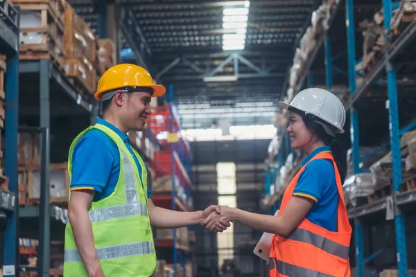 Asiatische Ingenieure Mann Frauen Hände Partnerschaft Kollege Logistik Warehouse Gibt — Stockfoto
