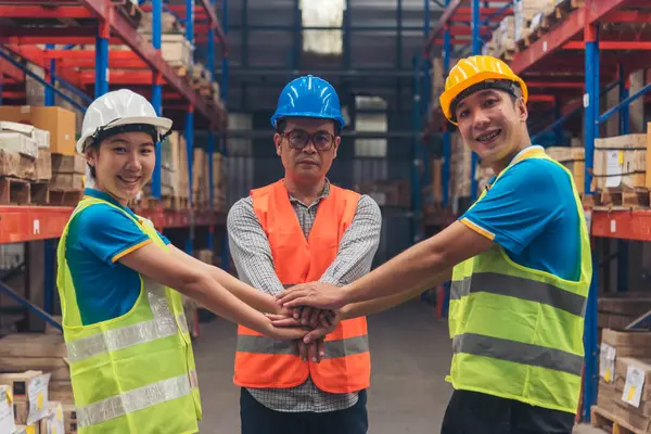 Diversiteit Teamwork Handen Stapelen Vertrouwenspartner Samen Warehouse Werknemer Vuist Hobbel — Stockfoto