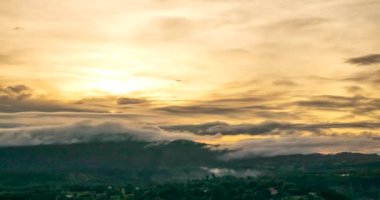 Altın gökyüzü gün doğumu dramatik manzara manzarası. Şafak vakti altın rengi alacakaranlık zamanı güneş ışığıyla bulutlu manzara. Dramatik gün batımı manzarası. Güzel manzara güneş ışığı doğası