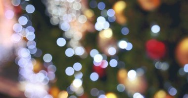 Renkli, pırıl pırıl mücevherler Noel ağacını süsleyen bir balo Noel ağacı yeni yıl festivali kutlamaları. Kırmızı, altın, gümüş top Noel ağacında. Mutlu Noeller. Mutlu yıllar.