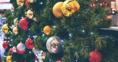 Renkli, pırıl pırıl mücevherler Noel ağacını süsleyen bir balo Noel ağacı yeni yıl festivali kutlamaları. Kırmızı, altın, gümüş top Noel ağacında. Mutlu Noeller. Mutlu yıllar.