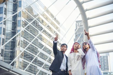 Arap takımı dijital tablet uae sendika elemanlarını tutuyor. Akıllı tablet kullanan dijital pazarlama Arap grubu modern Müslüman BAE şehrini tartışıyor. Girişimci Asyalı insanlar toplantı takımlarına gülümsüyor.