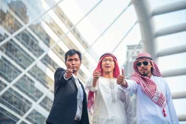 Arap takımı dijital tablet uae sendika elemanlarını tutuyor. Akıllı tablet kullanan dijital pazarlama Arap grubu modern Müslüman BAE şehrini tartışıyor. Girişimci Asyalı insanlar toplantı takımlarına gülümsüyor.