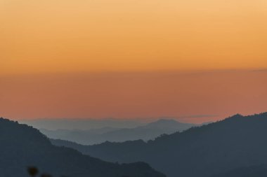 Gün batımı sıradağları güzel manzara sisi, alacakaranlık altın saat dramatik gökyüzü. Güzel manzara yüksek dağ sırtı sisi panorama manzarası şafak vakti dramatik gökyüzü. Gündoğumu manzarası dağ zirvesi.
