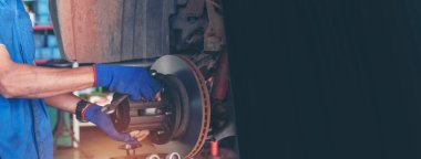 Banner Man 'in elleri Araç Mekanik Servisi' ni tamir ediyor. Tamirci el tamircisini tamir ediyor. Panoramaopen araç kaputu otomatik aracı kontrol ediyor. Fotokopi saplı araba bakım mühendisi.