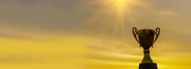 Kazanan altın kupa ödülünü tutarak el ele kazandı. Siluet en iyi ödül, zafer, eller şampiyonluk kupası. Panorama Takımı altın spor kupası tutuyor. Kopya alanı olan Win-Win spor takımı