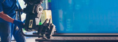 Banner Man 'in elleri Araç Mekanik Servisi' ni tamir ediyor. Tamirci el tamircisini tamir ediyor. Panoramaopen araç kaputu otomatik aracı kontrol ediyor. Fotokopi saplı araba bakım mühendisi.