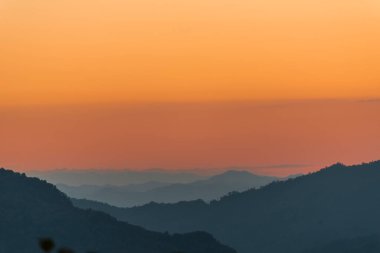 Gün batımı sıradağları güzel manzara sisi, alacakaranlık altın saat dramatik gökyüzü. Güzel manzara yüksek dağ sırtı sisi panorama manzarası şafak vakti dramatik gökyüzü. Gündoğumu manzarası dağ zirvesi.