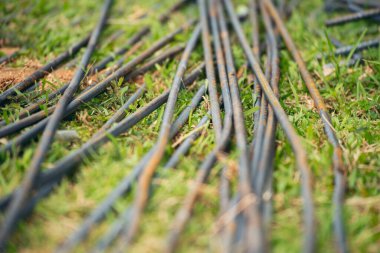 Beton işçiliğinin demir telle güçlendirilmesi. İnşaat alanı nesneleri paslanmaz çelik tel parmaklıkları kesiyor. İnşaat mühendisliği konsepti. İnşaat malzemesi yığını