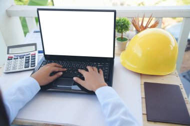 Blogcu Kadın dizüstü bilgisayarda klavye yazıyor. Dizüstü bilgisayarlı sosyal ağ kişisini kullanarak kadın ellerini kapat. Evden internet konferansı yoluyla serbest çalışan bir kız sabah iş saatinde evde oturuyor.