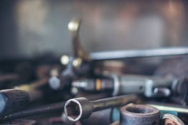 Ağır vida paslı anahtarlar kirli tornavida nesneleri. Sanayi donanım seti. Mekanik aletler, araba tamirhanesi ve fotokopi alanı. Bulanık arkaplan mekanik servisi