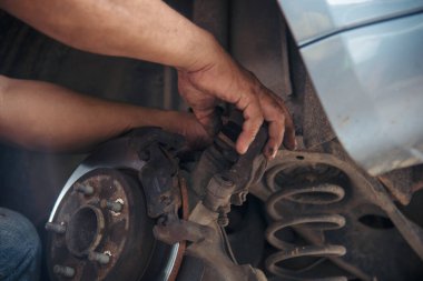 Otomobil makinelerinin mekanik servisini tamir eden elleri kapatın. Tamirci araba tamirhanesini tamir ederken ellerini kaldırdı. Araç kaputu otomobili kontrol ediyor. Araç bakım mühendisi.