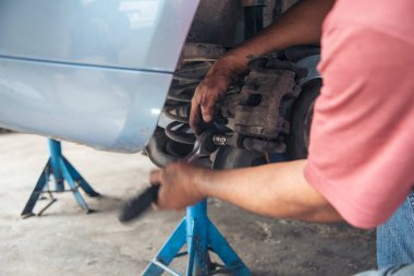 Otomobil makinelerinin mekanik servisini tamir eden elleri kapatın. Tamirci araba tamirhanesini tamir ederken ellerini kaldırdı. Araç kaputu otomobili kontrol ediyor. Araç bakım mühendisi.