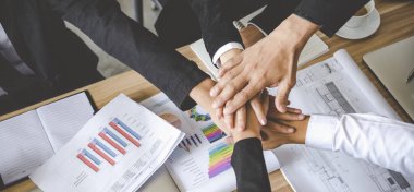 Bayrak çeşitliliği dayanışma ekibi çok ırklı Ortaklar takım çalışması yapıyor. Çok ırklı toplantılar grubu el ele veriyor. Panorama Çeşitliliği insanlarının elleri güven ekibine katılıyor.